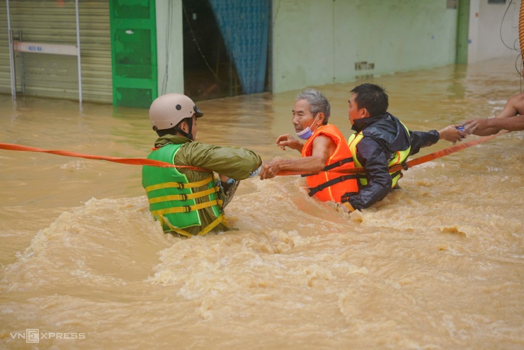 Người dân bám dây, ngồi thúng thoát khỏi lũ xiết - 5
