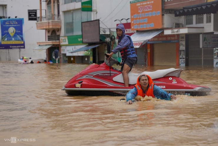 Lực lượng tình nguyện dùng môtô nước để cứu nạn, cứu trợ người dân.