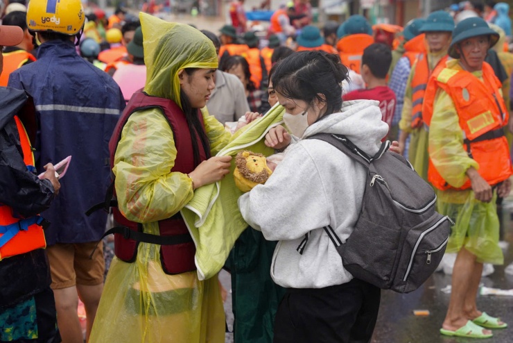 Một số sản phụ được lực lượng chức năng đưa lên bờ an toàn trên đường 23 Tháng 10.