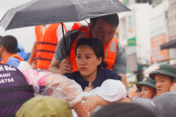 Người dân bám dây, ngồi thúng thoát khỏi lũ xiết - 9