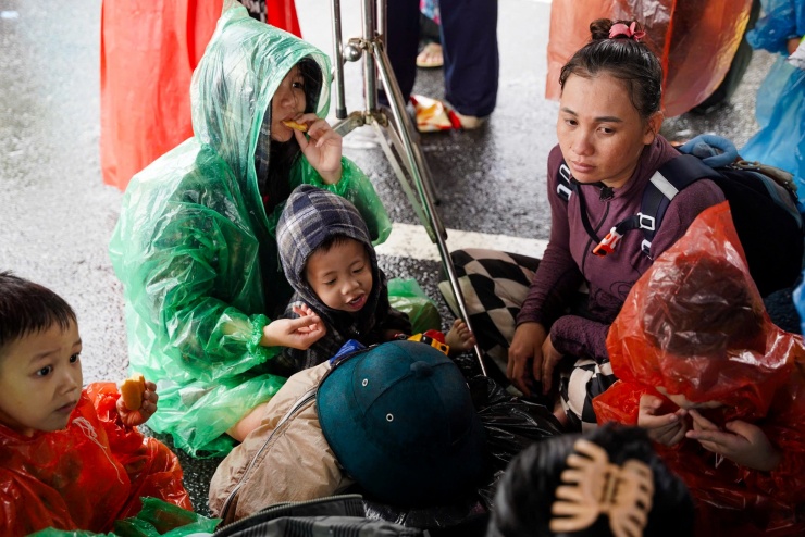 Tại nút giao Ngọc Hội, quân đội dựng lều đễ hỗ trợ người dân tránh trú và trữ lương thực trợ cấp cho người dân. Tại đây, người dân có thể khai báo với cán bộ phường để có phương án hỗ trợ trong lũ.