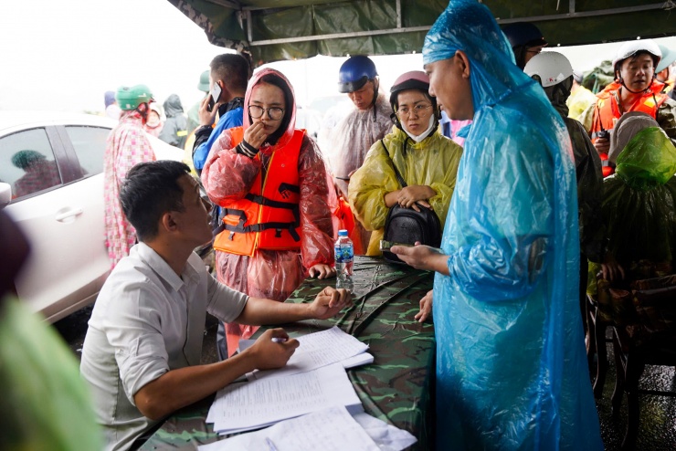Người dân bám dây, ngồi thúng thoát khỏi lũ xiết - 11