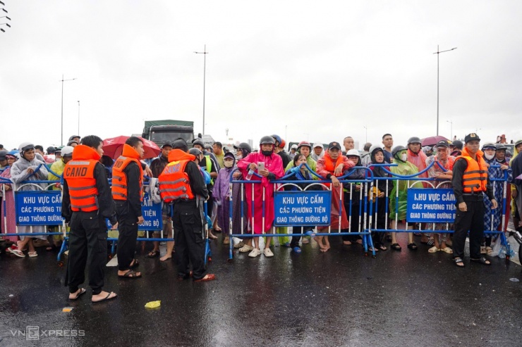 Nhiều người dân lo lắng cho tình hình người nhà bị chia cắt vì lũ lớn. Họ mang theo lương thực đứng chờ, lực lượng chức năng phải rào chắn để tránh xảy ra tình trạng lộn xộn, ảnh hưởng đến công tác cứu hộ.