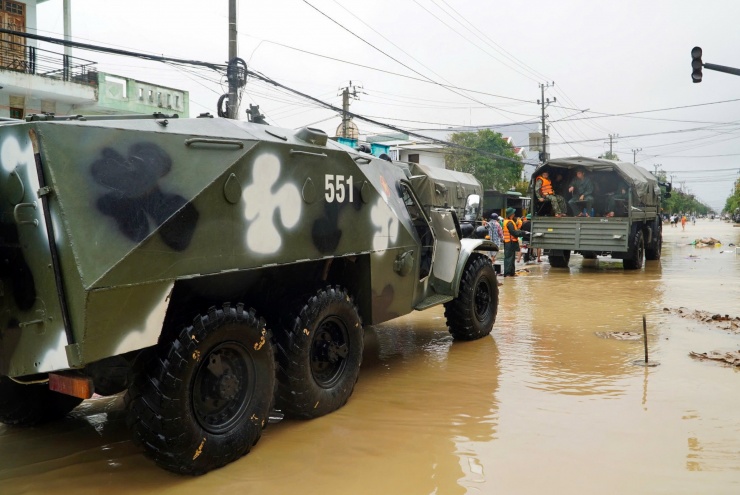 Người dân bám dây, ngồi thúng thoát khỏi lũ xiết - 14