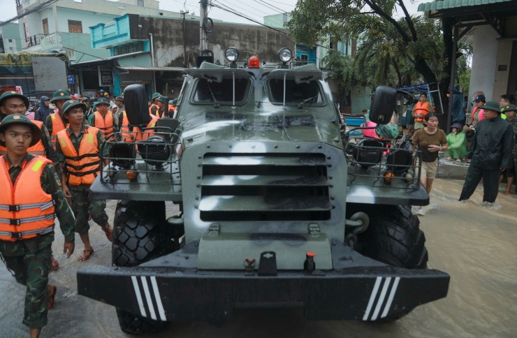 Người dân bám dây, ngồi thúng thoát khỏi lũ xiết - 15