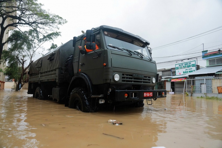 Tại Gia Lai, lũ dâng cao hơn 2 m khiến các khu phố với hàng nghìn hộ dân ở phường Quy Nhơn Bắc (TP Quy Nhơn cũ) bị cô lập, giao thông chia cắt.
