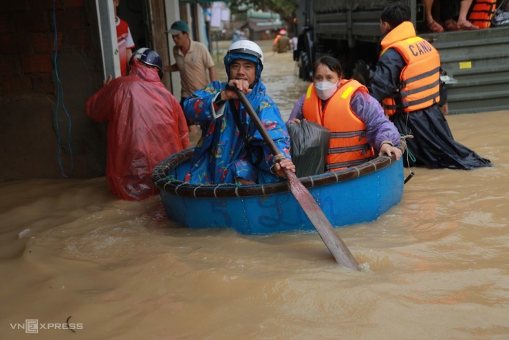 Nhiều hộ ở gần nơi ven biển ngập sâu, lực lượng chức năng khó tiếp cận tới đã chủ động chèo thuyền thúng ra ngoài để lấy đồ ăn.