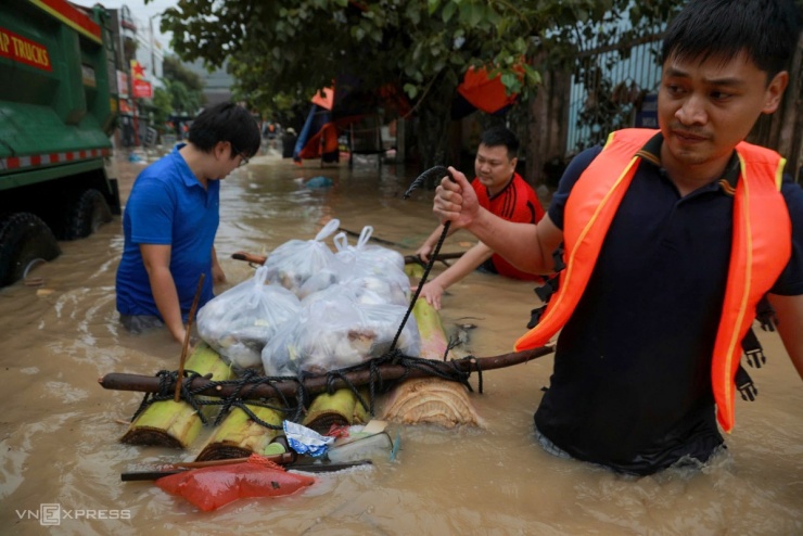 Bệnh viện tâm thần Quy Nhơn ngập hết tầng trệt, nhân viên y tế phải chặt thân chuối, cột dây thừng kết thành bè để chở thức ăn cho 481 bệnh nhân.