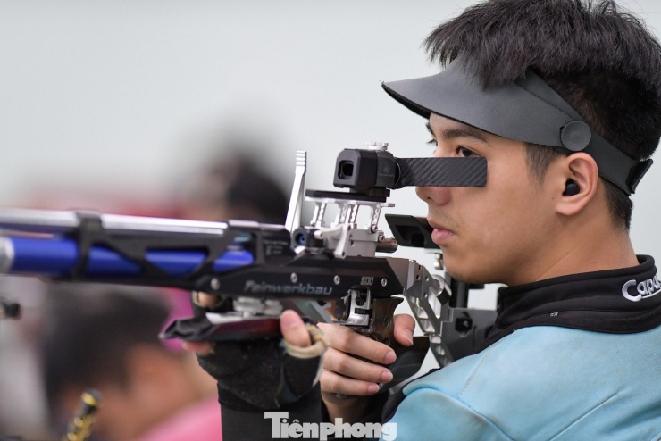 Mặc dù vậy, đội tuyển bắn súng Việt
Nam vẫn thể hiện quyết tâm rất cao, đồng thời chăm chỉ tập luyện
tại Trung tâm Huấn luyện Thể thao Quốc gia.