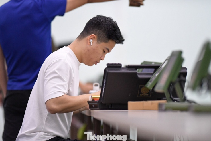 Xạ thủ Phạm Quang Huy là niềm hy vọng
vàng của bắn súng Việt Nam. Anh đang là nhà vô địch Asiad 19 nội
dung 10m súng ngắn hơi nam, cũng là tấm huy chương Vàng đầu tiên
của bắn súng Việt Nam tại đấu trường Asiad. Năm 2022, tại SEA Games
31, Quang Huy góp công trong tấm HCV đồng đội súng ngắn hơi 10m
nam.