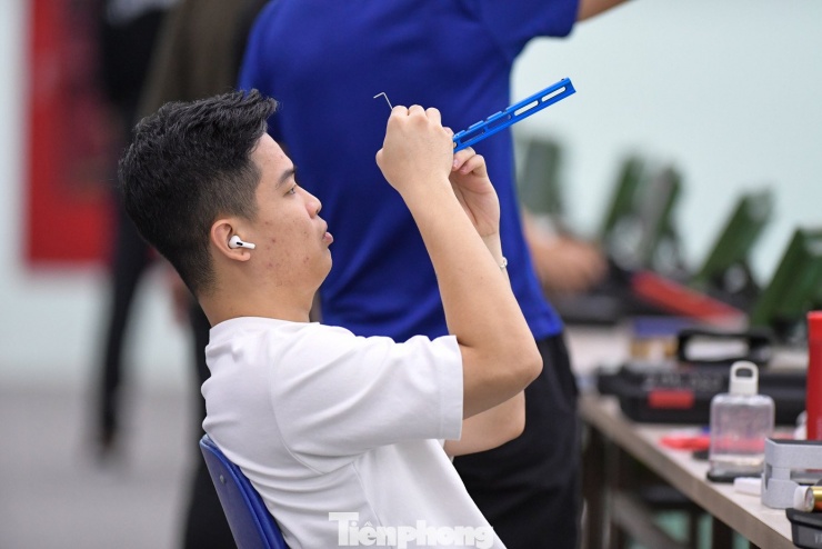 Năm 2025, tại Giải Vô địch bắn súng
châu Á 2025, Quang Huy giành Huy chương Vàng nội dung 10m súng ngắn
hơi hỗn hợp đồng đội cùng với Trịnh Thu Vinh.