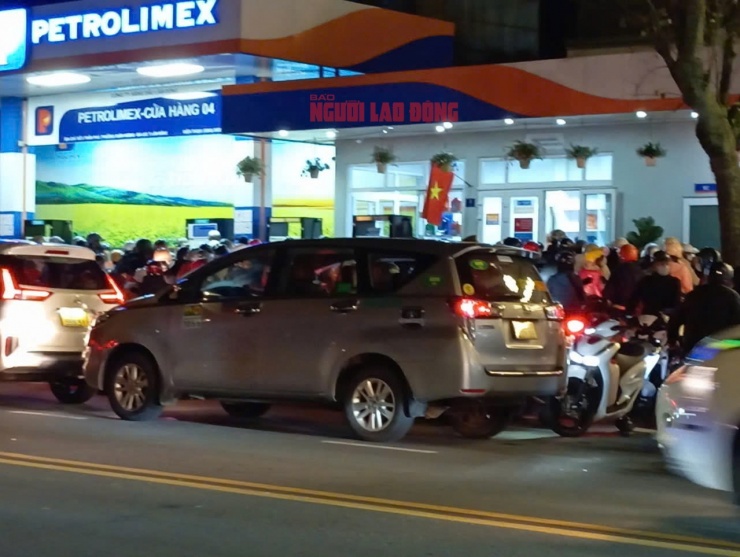 Người dân Đà Lạt ùn ùn đi đổ xăng trong đêm - 1