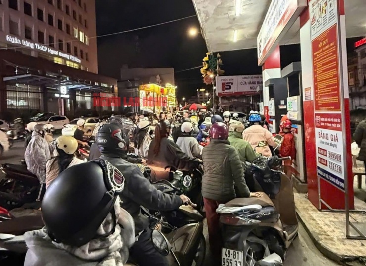 Vì vậy, tối 20-11, rất nhiều người dân Đà Lạt (Lâm Đồng) đang tập trung về các cây xăng để đổ. 