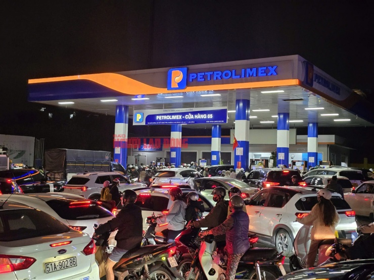 Người dân Đà Lạt ùn ùn đi đổ xăng trong đêm - 3