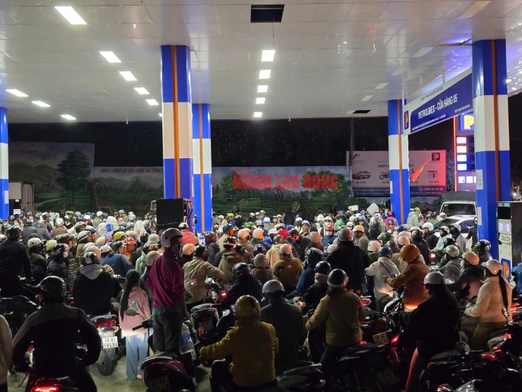 Người dân Đà Lạt ùn ùn đi đổ xăng trong đêm - 5