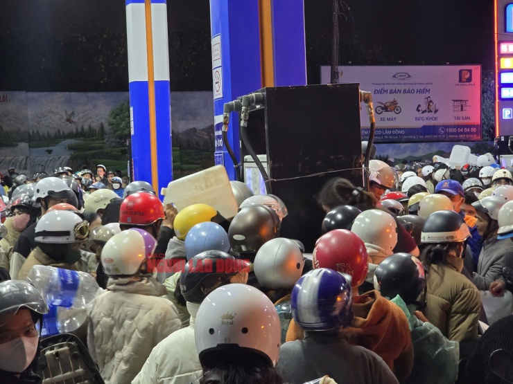 Người dân Đà Lạt ùn ùn đi đổ xăng trong đêm - 6