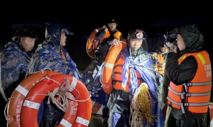 Các lực lượng vũ trang duy trì công tác cứu hộ người dân bị cô lập.