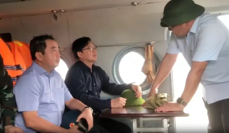 Phó Thủ tướng Hồ Quốc Dũng thị sát ngập lụt ở Khánh Hòa bằng trực thăng.