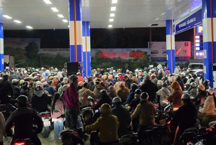 Người dân Đà Lạt ùn ùn đi đổ xăng trong đêm