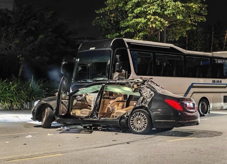 Chiếc Maybach S600 hư hỏng nặng sau cú va chạm.