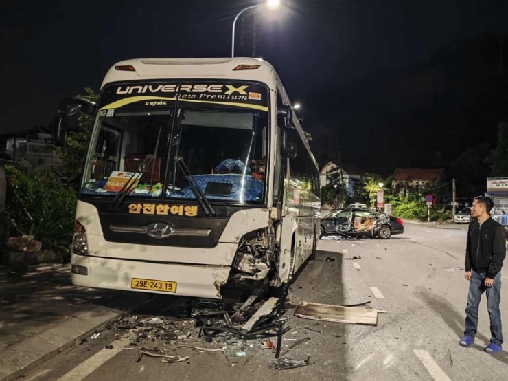 Phần đầu của chiếc xe khách cũng bị hư hỏng nặng.