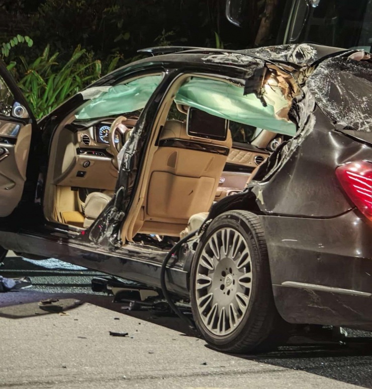 Cửa sau của chiếc Maybach S600 bị bay mất sau tai nạn.