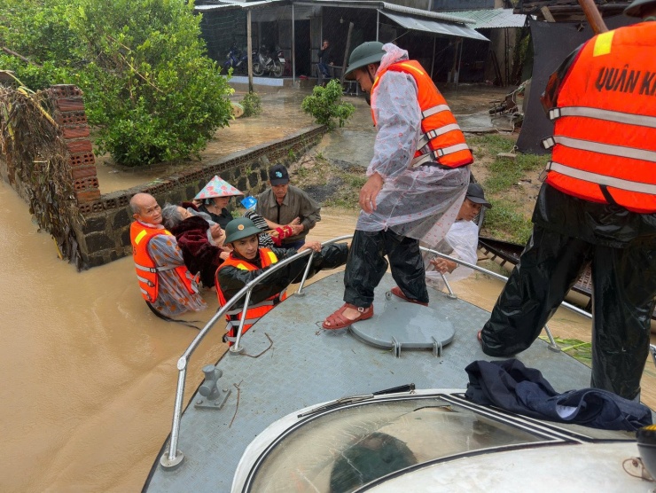 Bộ đội Lữ đoàn 572 (Quân khu 5) sử dụng ca nô, xuồng máy vượt nước chảy xiết đến những điểm bị cô lập để ứng cứu nhân dân xã Tuy An Bắc, tỉnh Đắk Lắk.