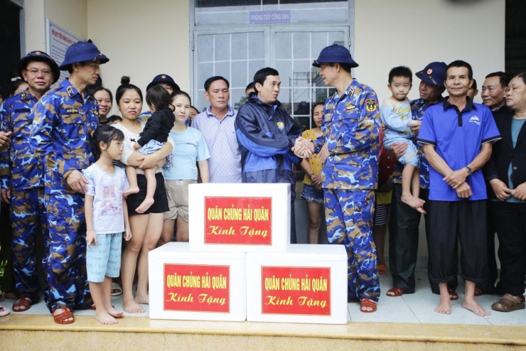 Lãnh đạo Quân chủng Hải quân thăm hỏi và trao quà hỗ trợ nhân dân xã Diên Khánh 2, tỉnh Khánh Hòa, ngày 20/11.