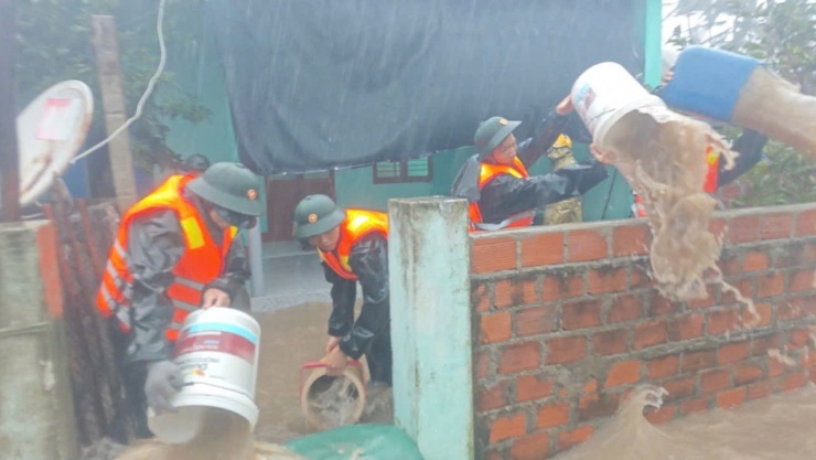 Bộ đội Biên phòng Gia Lai tham gia giúp dân ứng phó mưa lũ.