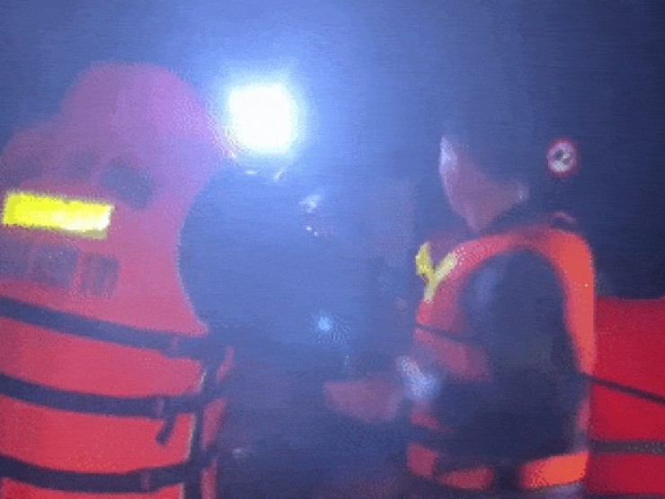 Đặc công nước, hải quân xuyên đêm ứng cứu ở 'điểm nóng' ngập lụt Khánh Hòa