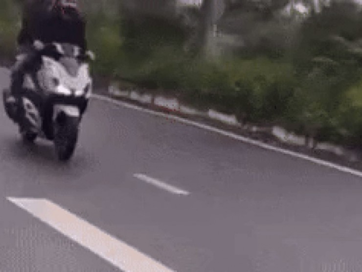 Hà Nội: Bị tịch thu phương tiện vì biểu diễn 'bốc đầu' xe trên đường