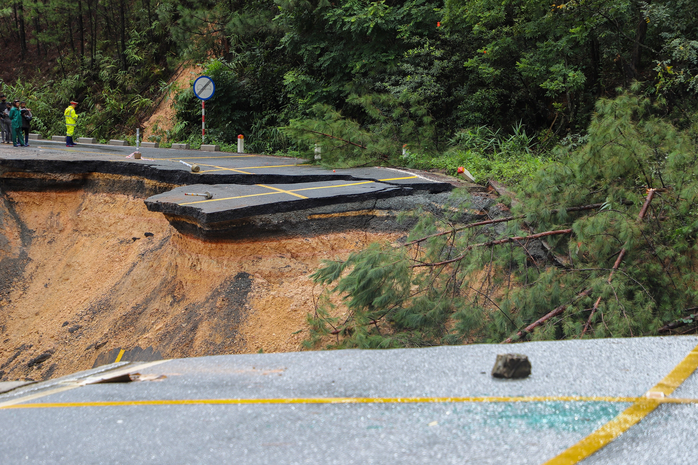 Hiện trạng đèo Mimosa bị xé toạc, chia cắt giao thông - 3
