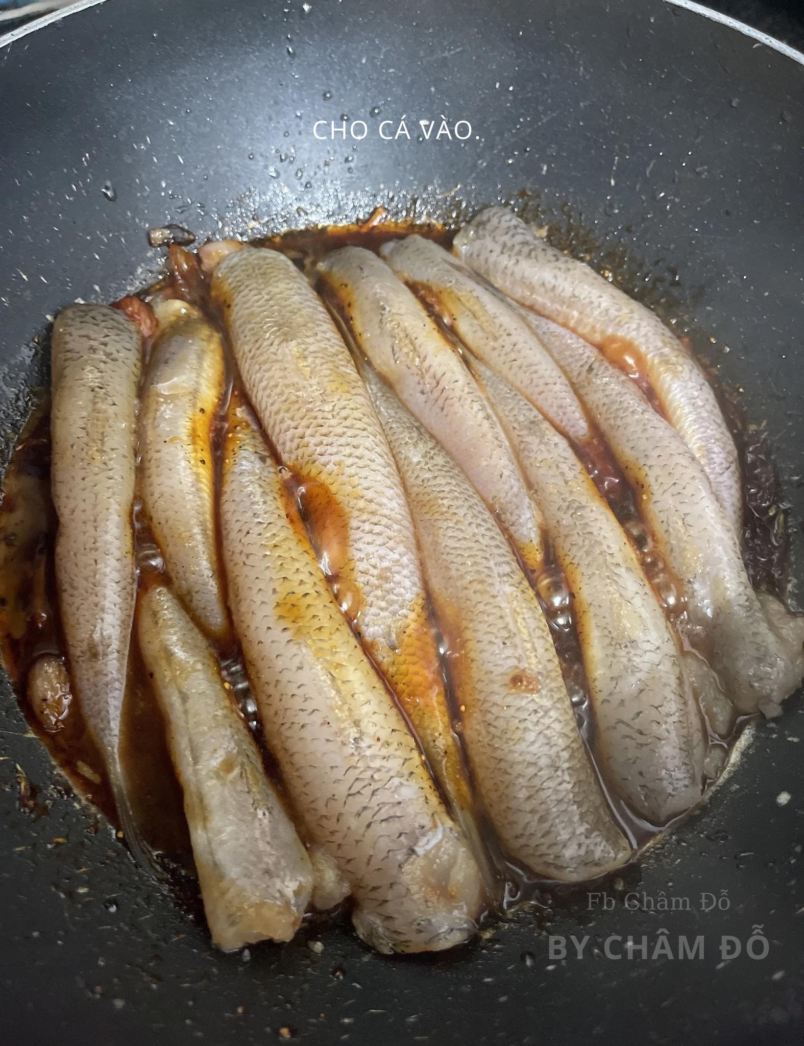 Làm nóng chảo, thêm 1 muỗng canh đường và chưng lấy nước màu. Khi đạt màu mong muốn, tắt bếp, cho vào chảo&nbsp;hành củ đập dập, hạt tiêu, 1/2 muỗng cà phê hạt nêm, 4 muỗng canh nước mắm, 1/2 muỗng canh đường. Mở lại bếp, rồi thêm nửa bát nước vào đun sôi trở lại thì cho cá vào. Trở mặt cá để ngấm đều gia vị.