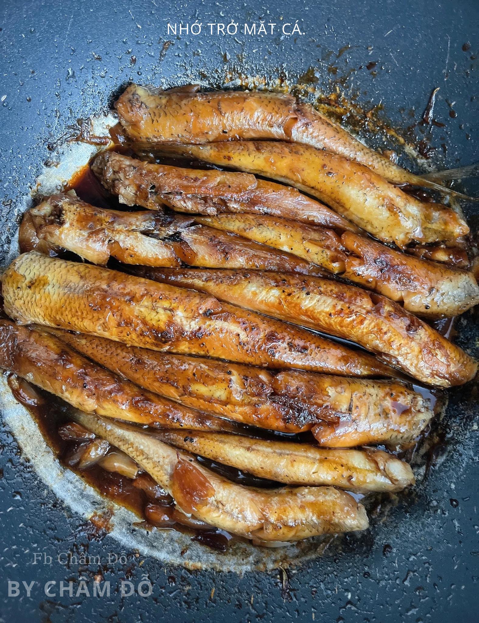 Đun cá đến độ cạn và sệt mong muốn.