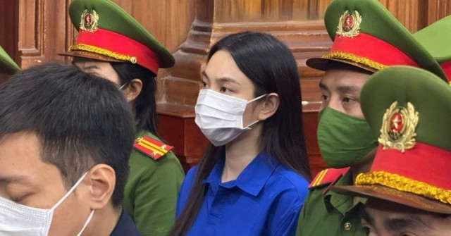 Hình ảnh bất ngờ sau phiên toà xét xử hoa hậu T...