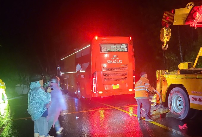 Xe cẩu tới di dời xe khách khỏi miệng hố. Ảnh: Người dân cung cấp