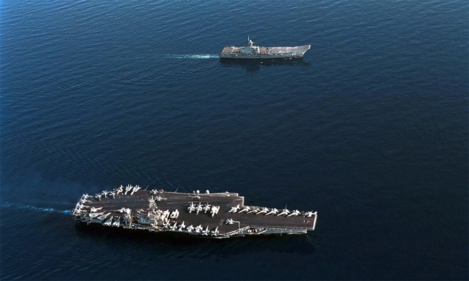 Tàu sân bay Chakri Naruebet (trên) và tàu sân bay USS Kitty Hawk của Mỹ di chuyển trên biển tháng 4/2001. Ảnh: US Navy