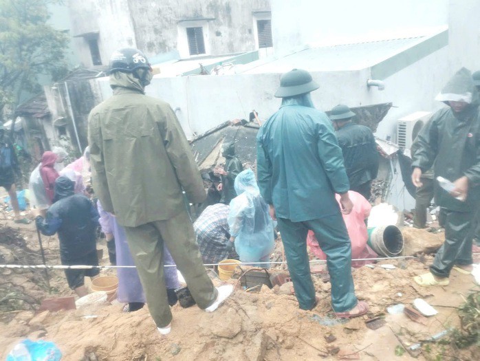 Hiện trường vụ sạt lở khiến một người phụ nữ ở làng chài Hải Minh, phường Quy Nhơn tử vong