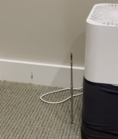 Mũi khoan từ căn hộ phía dưới xuyên thẳng lên sàn nhà tầng trên.