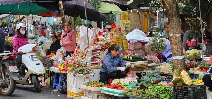 Nhiều người bán cho biết nguồn cung rau xanh những ngày này khan hiếm, khó nhập hàng