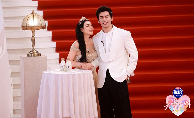 Chung Lệ Đề và chồng diễn chung sân khấu. Video: Weibo