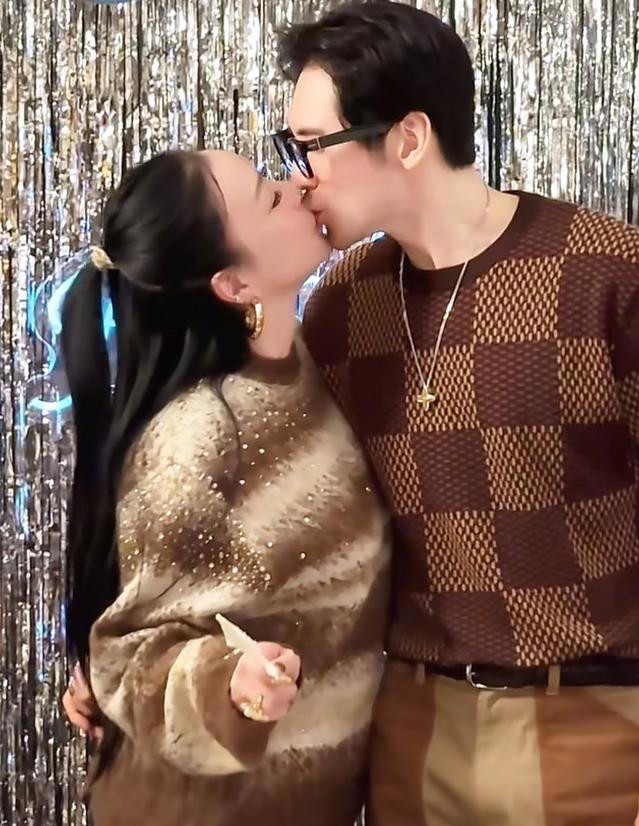 Chung Lệ Đề và chồng hôn nhau trong tiệc mừng 9 năm cưới. Ảnh: Weibo