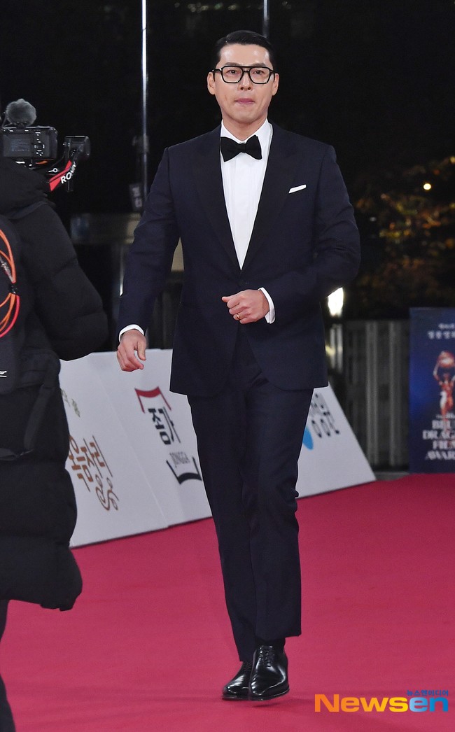 Hyun Bin đi sự kiện với bộ suit lịch lãm.