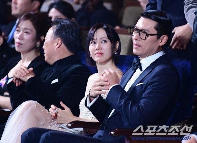 Hai vợ chồng ngồi cạnh nhau khi dự lễ trao giải. Các tờ báo Hàn Newsen, Osen khen ngợi cặp vợ chồng đẹp đôi, tỏa sáng nhất tại sự kiện và kỳ vọng cặp sao sẽ giành giải cao tại lễ trao giải năm nay. Theo tờ Nate, hai vợ chồng được chú ý hơn cả vì họ đều được đề cử tại giải thưởng.