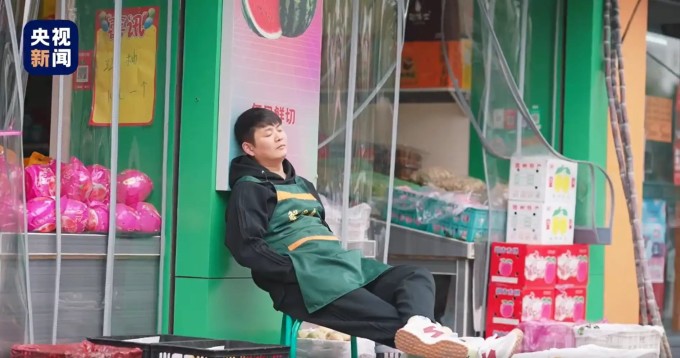 Người dân địa phương nghỉ trưa ở bất cứ đâu có thể. Ảnh: YBWC News