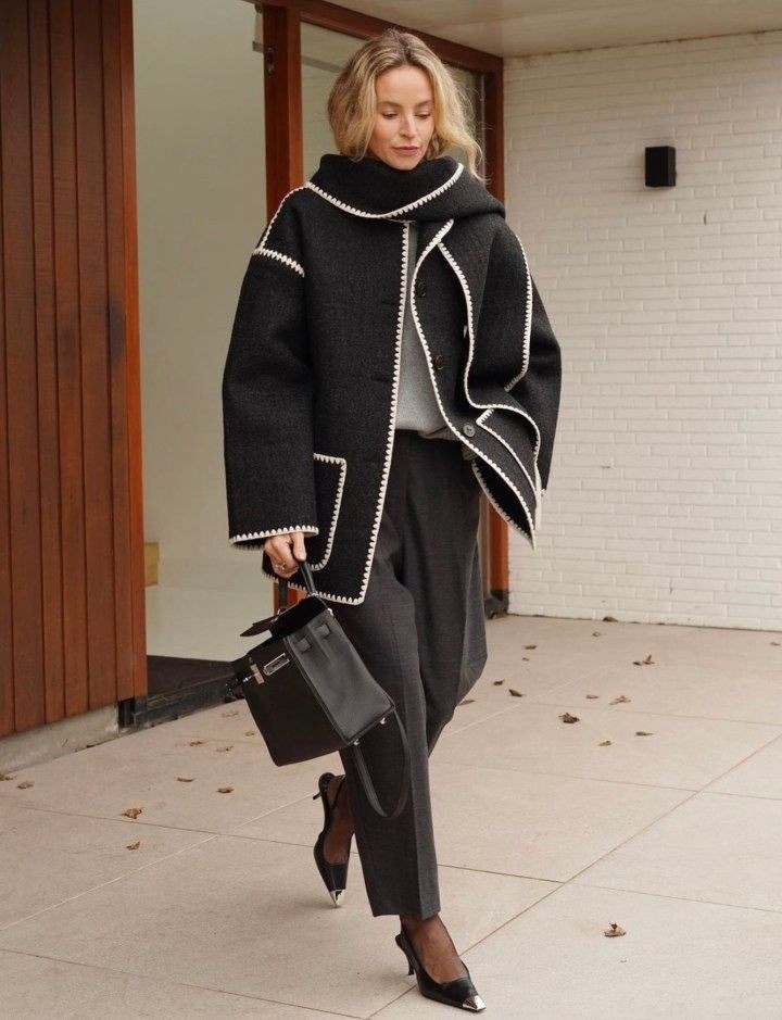 Một trong những lý do khiến áo kèm khăn được ưa chuộng là tính ứng dụng cao, phù hợp trong nhiều dịp như đi làm, dự sự kiện, tiệc tùng.