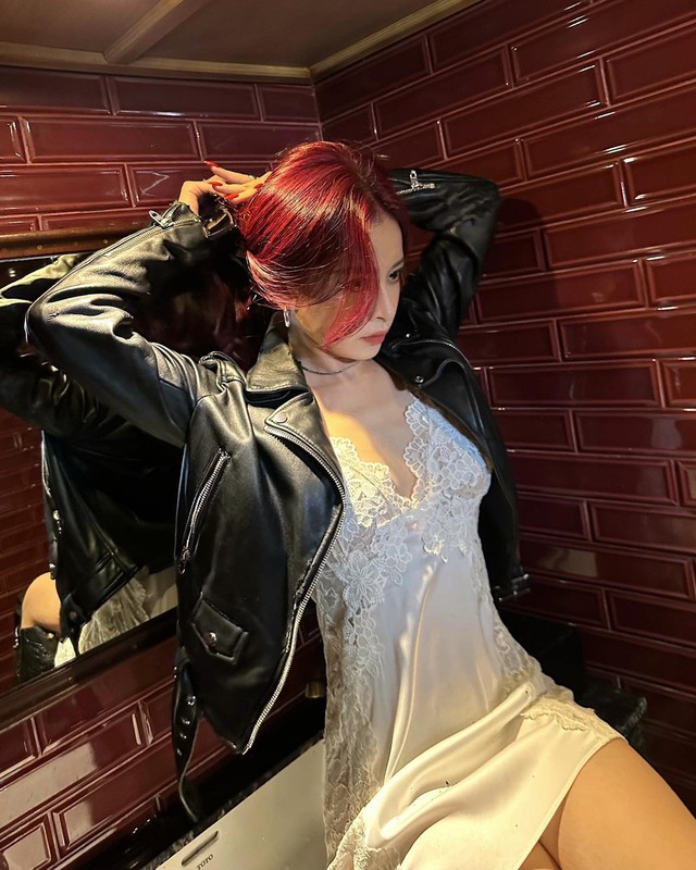 Chi Pu hiện tại là gương mặt gây chú ý với khán giả khi tham gia gameshow giải trí. Nhờ vậy tên tuổi của cô được hâm nóng không chỉ ở Trung Quốc mà còn ở Việt Nam. Nhắc đến Chi Pu, khán giả nhớ đến một mỹ nhân có sắc vóc nổi trội. Người đẹp có vẻ ngoài mỏng manh cùng gương mặt không góc chết.