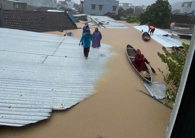 Lũ trên 2 sông ở Đắk Lắk và Khánh Hòa vượt lịch sử 1993 và 1986, bao giờ miền Trung mới giảm mưa? - 1