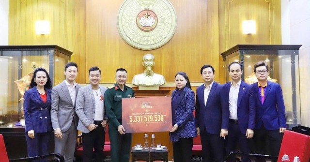 NSND Tự Long, cầu thủ Hồng Sơn đại diện ủng hộ ...