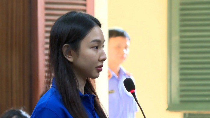 Hoa hậu Thùy Tiên tại tòa